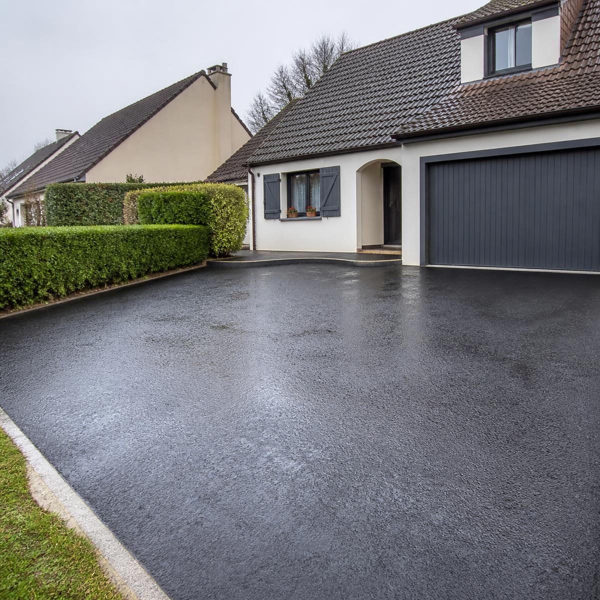 Allée en résine bitume anthracite devant une villa moderne